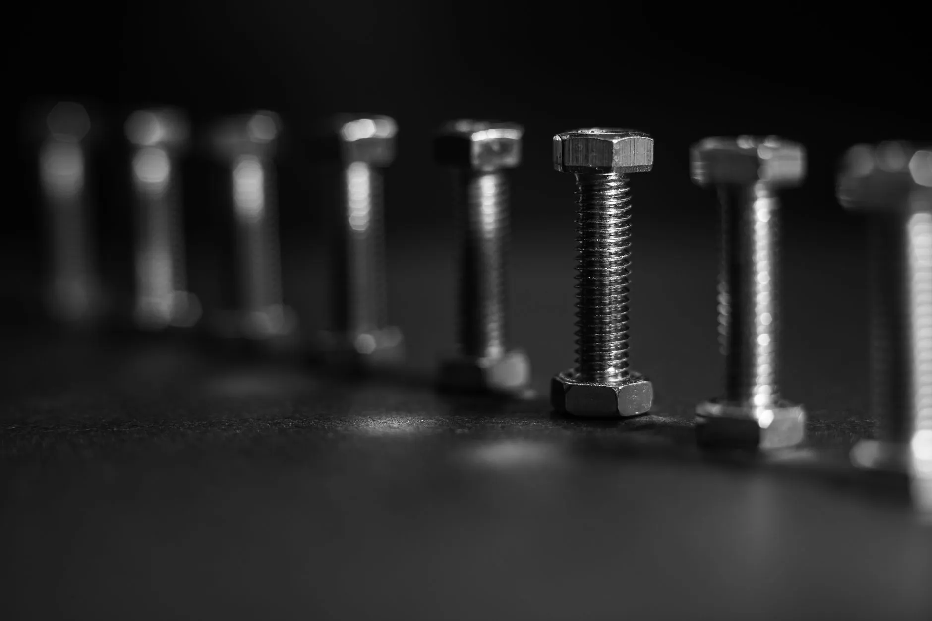武汉建筑工地紧固件选型指南:膨胀螺栓与普通螺栓的应用边界正文配图 1